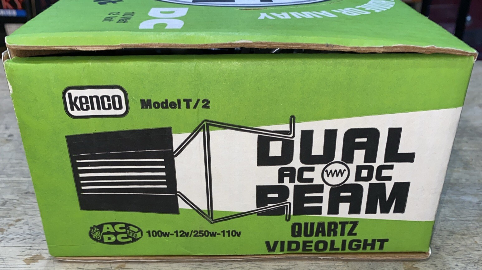 VINTAGE Kenco Dual Beam Video Light AC / DC Very Bright Model T/2 – NEW