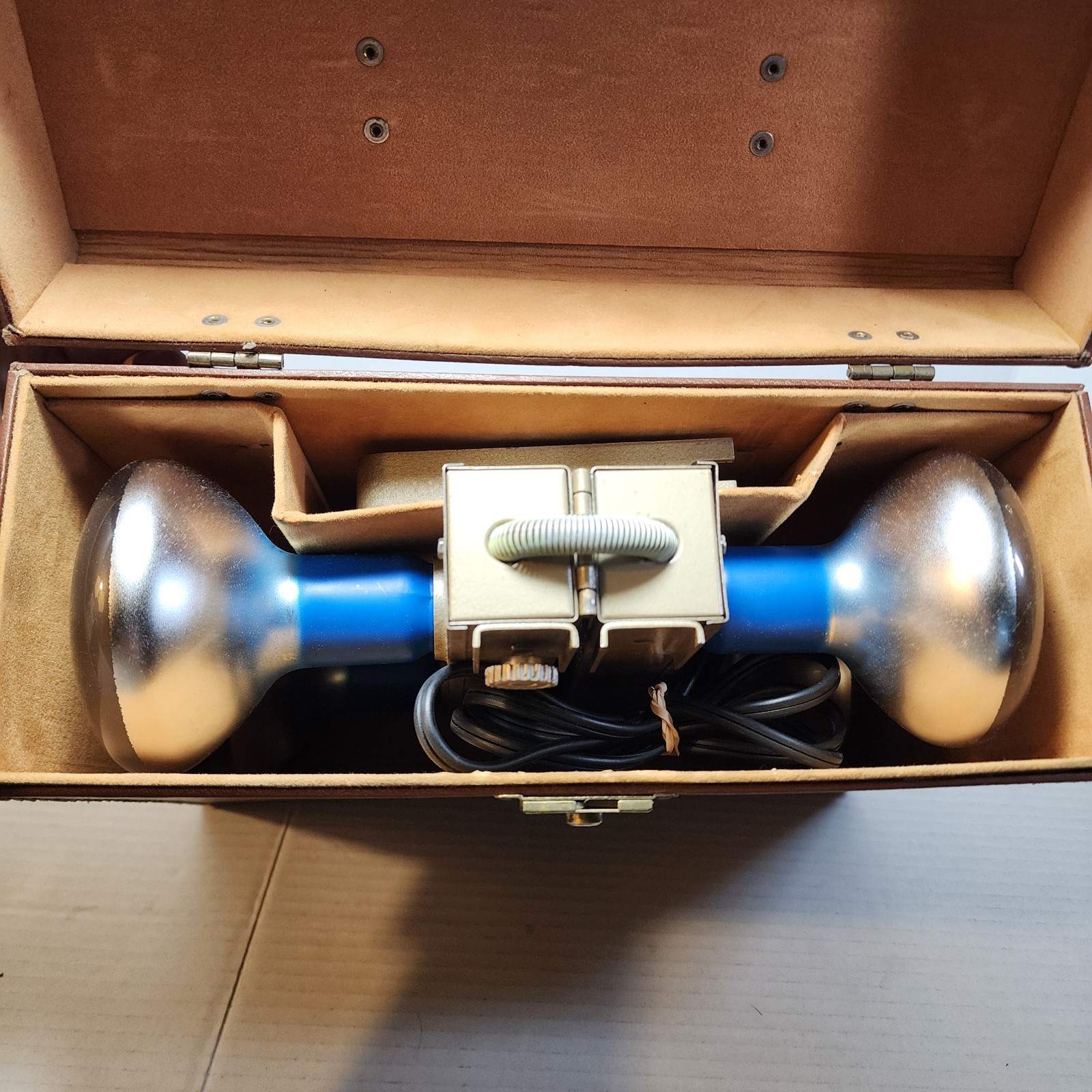 Vintage Sylvania Movie Lights; 375 watts; W/Carrying Case (11 x 12 x 4.5″) Works