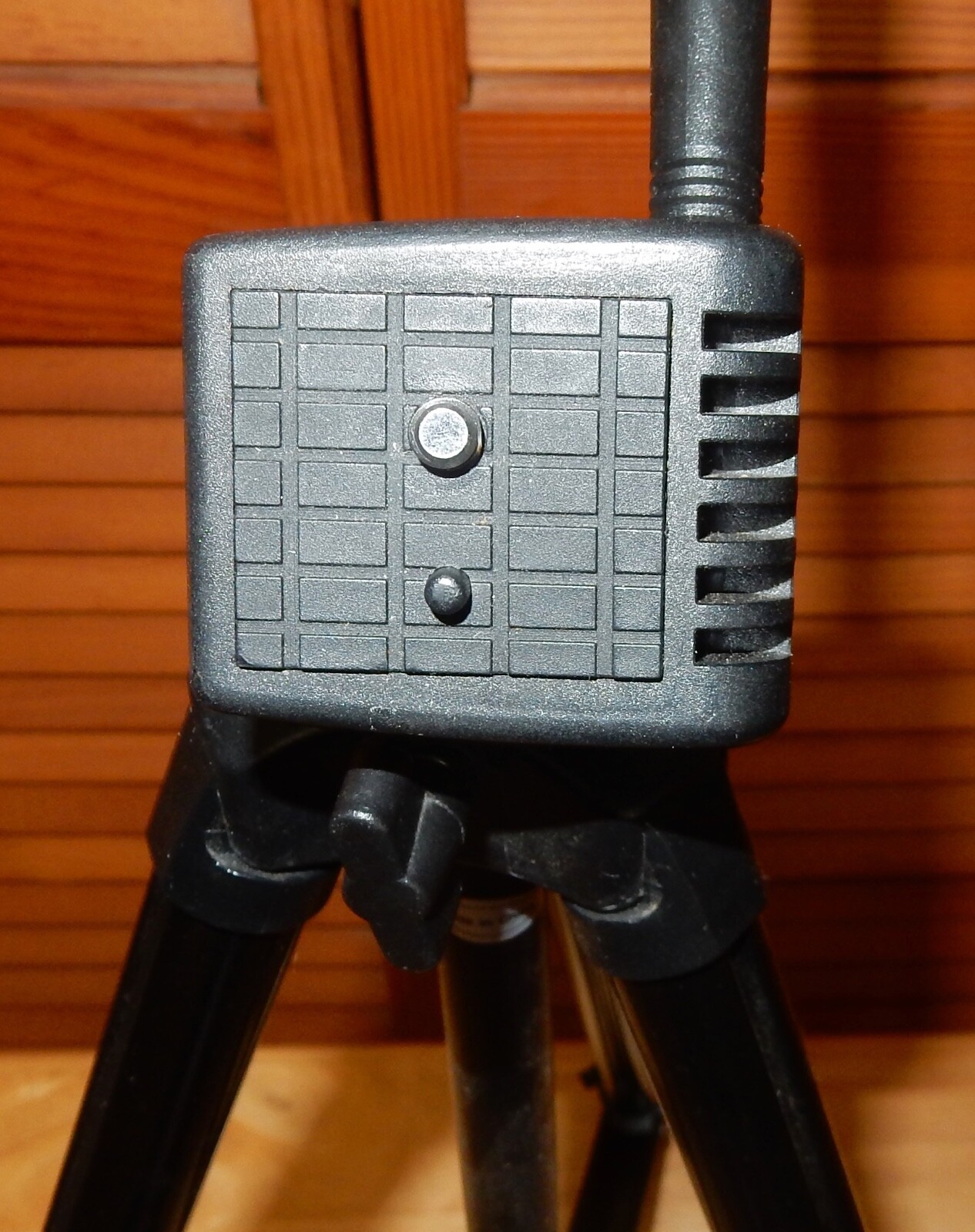 Polaroid Adjustable Height Digital Camera Tripod, 18 1/2″ – 43 1/4″