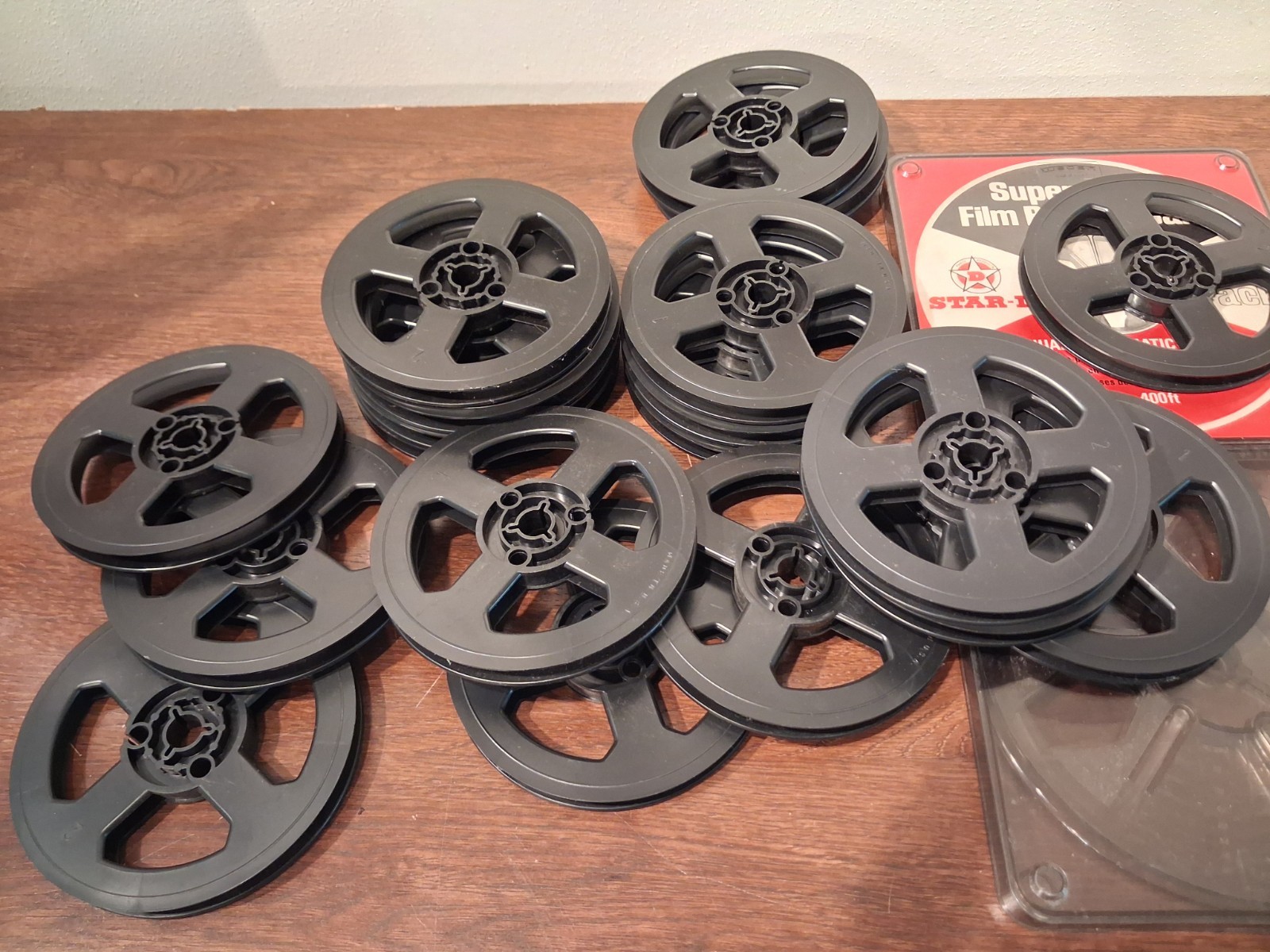 Lot of 21 Empty Vintage Plastic 8mm/Super8 Film Reels (19) 5″ + (2) 7″ w/Cases