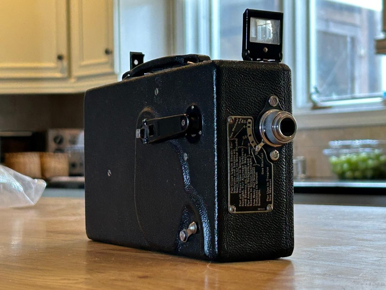 Ciné-Kodak Model B 16mm 100′. Works Tested Excellent Original Cond