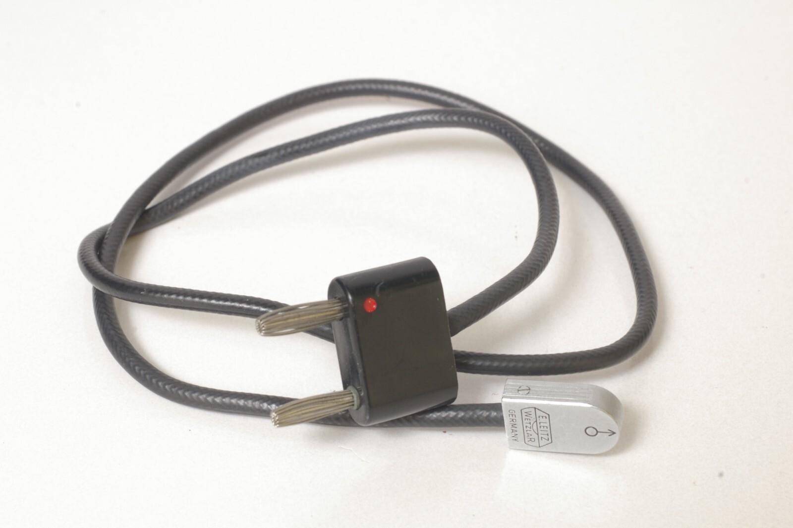 F92082~ Leitz Leica PC Male to Bi-Post Plug Synch Cord – 20 Inch – Chrome Tip
