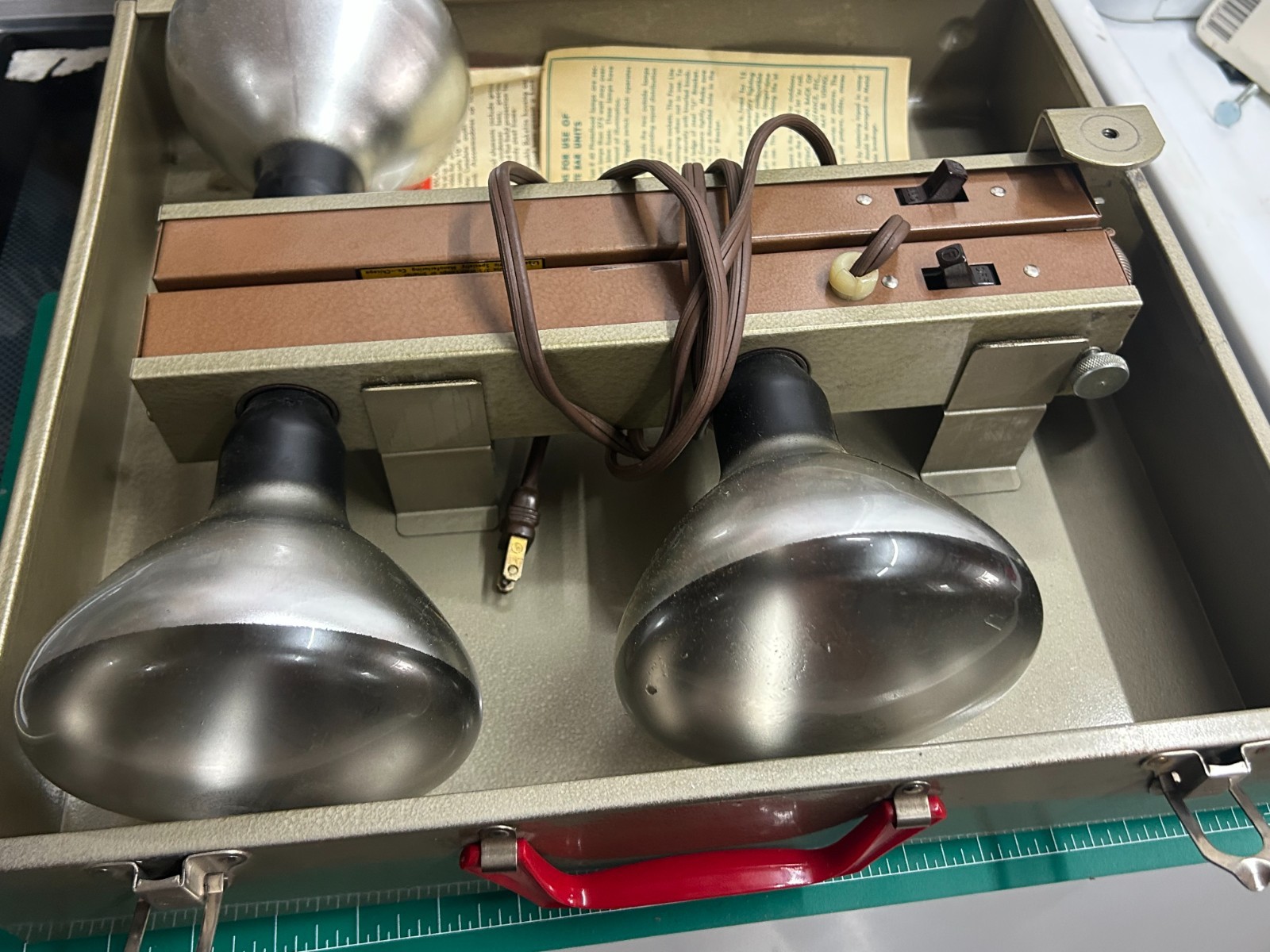 EUC 1950’s RARE Logan Electric Chicago 4 Bulb Folding Movie Light Bar W/ Case
