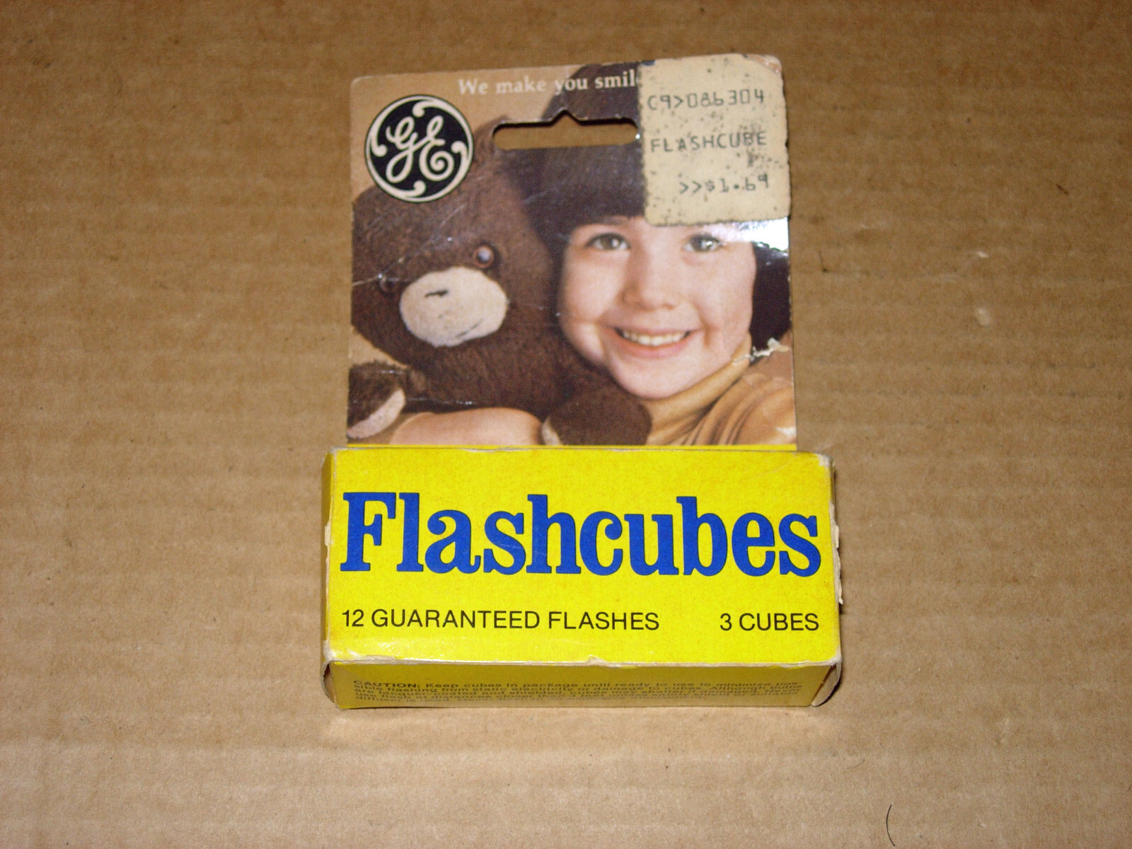 LOT OF NOS SYLVANIA BLUE DOT AND GE FLASHCUBES (9 PACKS, 26 CUBES, 104 FLASHES)