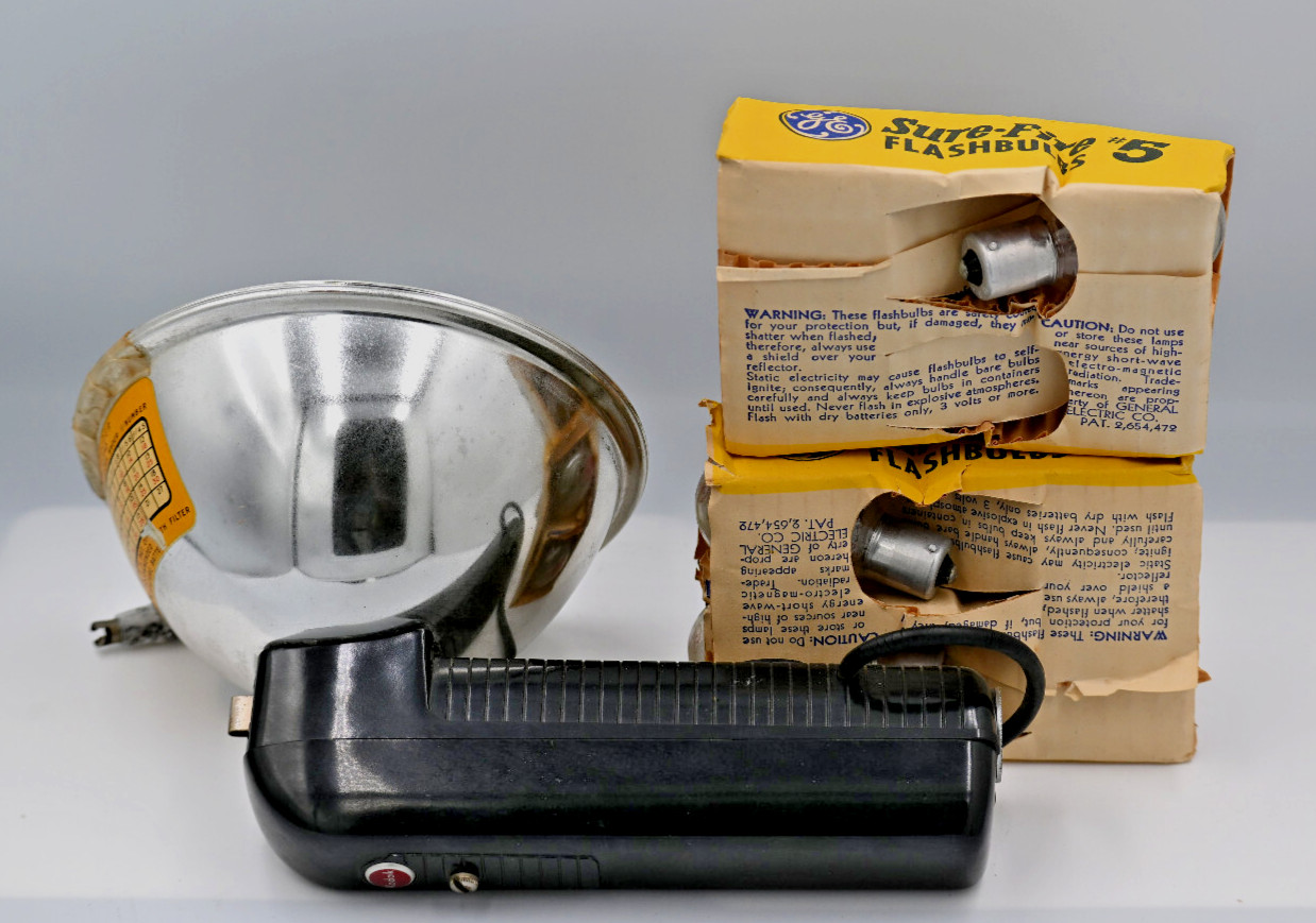 Vintage Kodak B-C Flasholder With Flash Bulbs in the Original Box