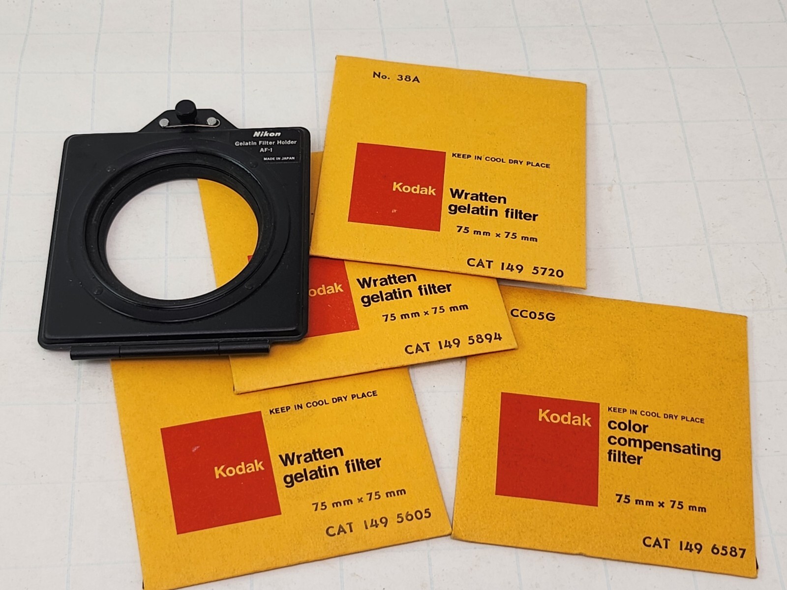 Nikon Gelatin Filter Holder AF-1 and 4 wratten new filters 149 5605 6587 5720