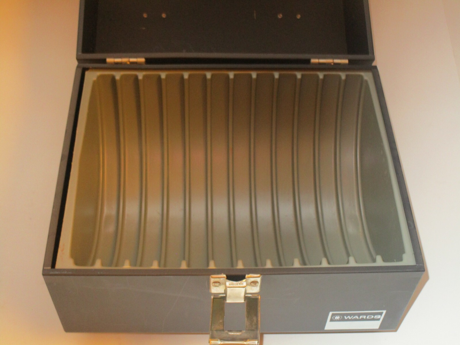 WARDS Metal Home 8mm 12 slot reel storage/carrying case – VGC