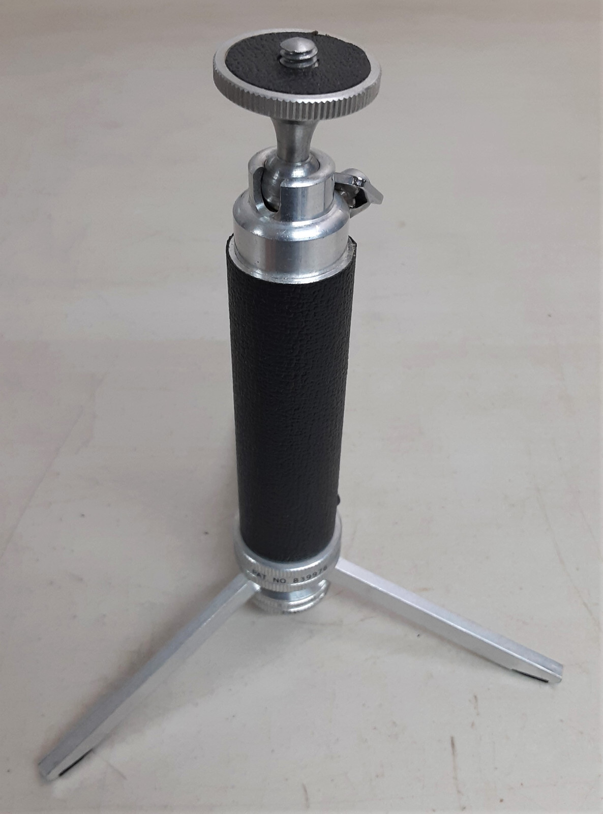 KALCOR 839976 Rotating Head 5 1/2″ Hand Grip Table Top Tripod