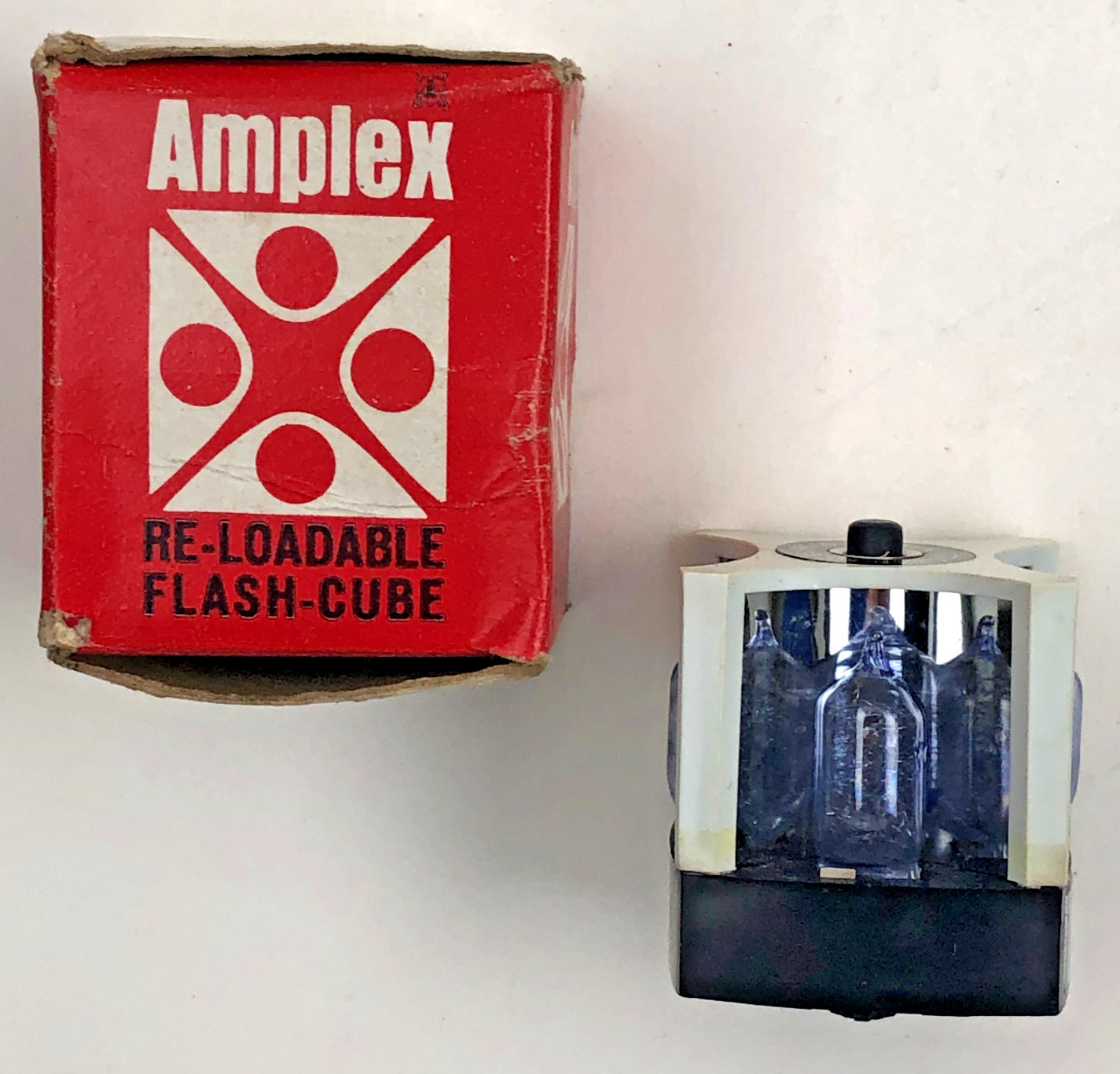 Vintage Amplex Re-loadable Camera Flash Cube in Original Box with 4 Bulbs (AG)