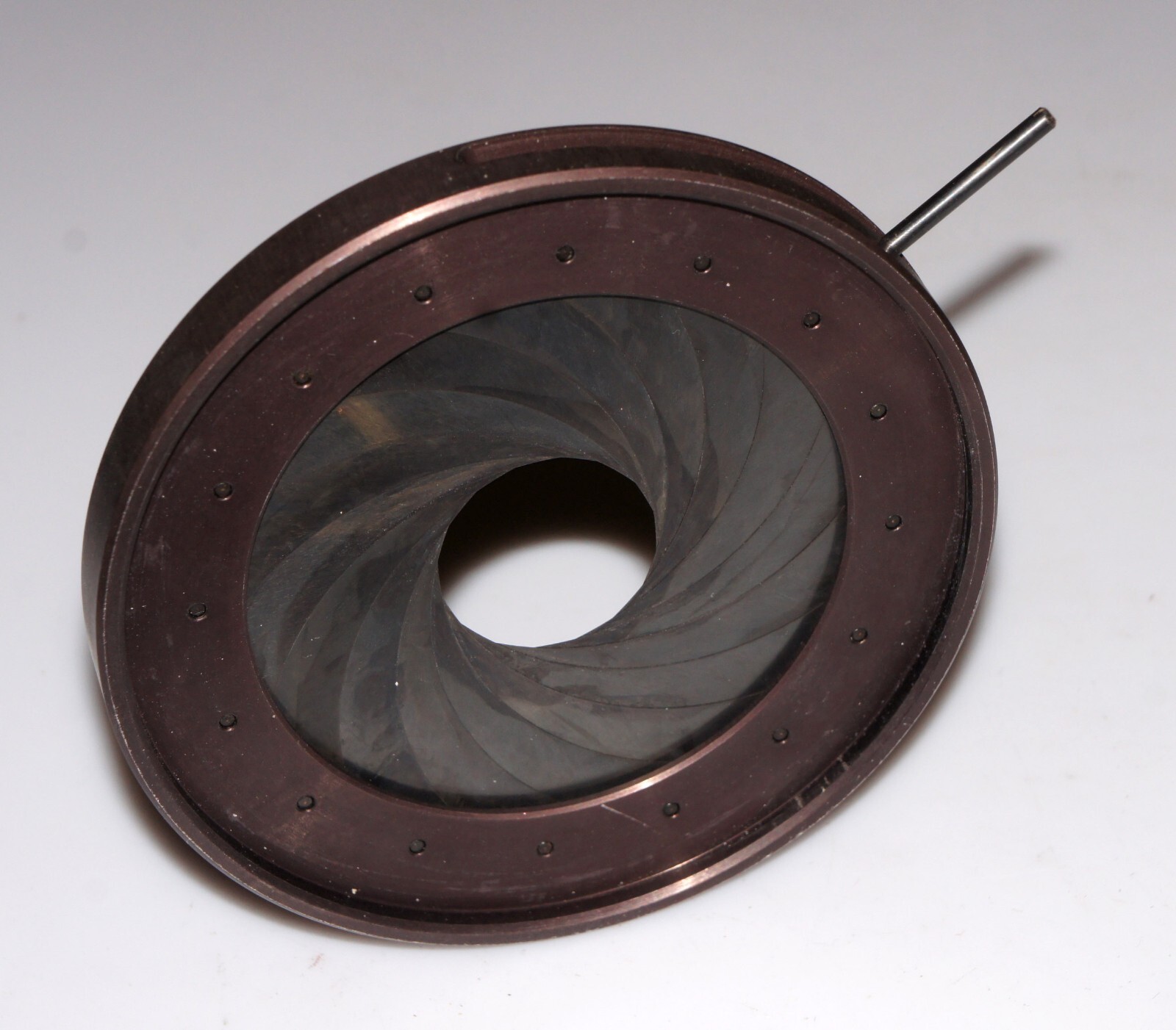 Aperture mechanism with 16 blades for large format lens or other purposes