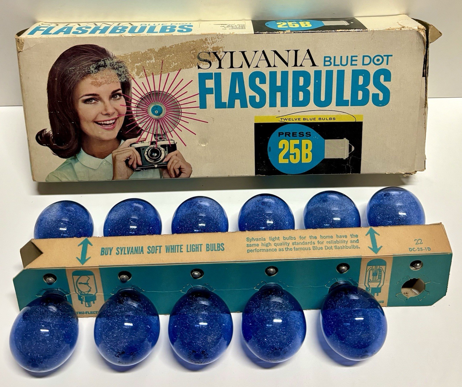 Vintage Sylvania Blue Dot Press 25B Flashbulbs Box of 11 in Original Box