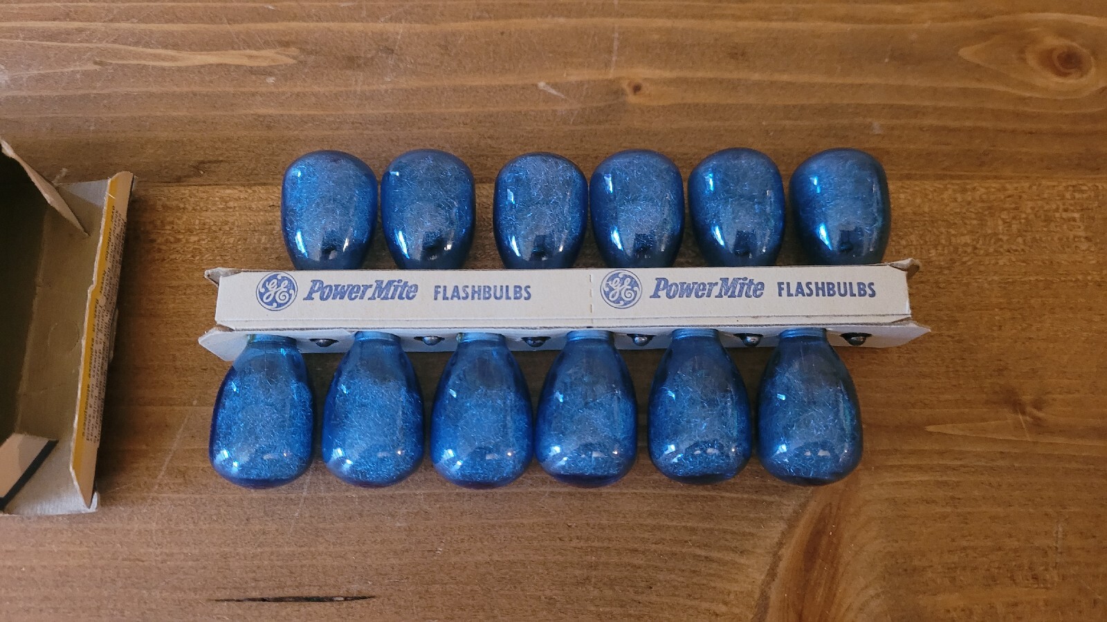 Vintage Set Of 12 General Electric Blue M2B Rhenium Flashbulbs in Original Box
