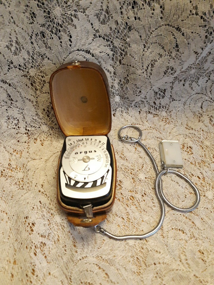 VTG The Argus L3 Lightmeter West Germany Leather Case Chain Palm Size Photograph