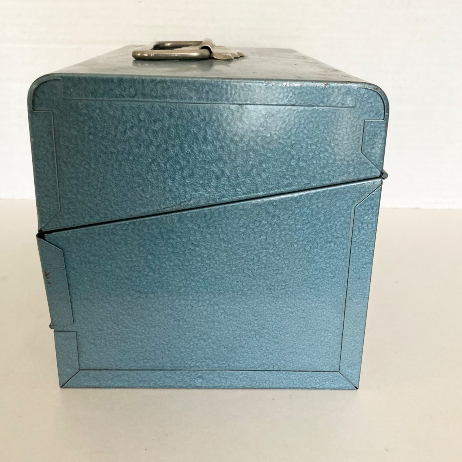 Vintage 8mm Film Movie Reel Metal Carry Case With Handle Storage Carrier 12 Slot