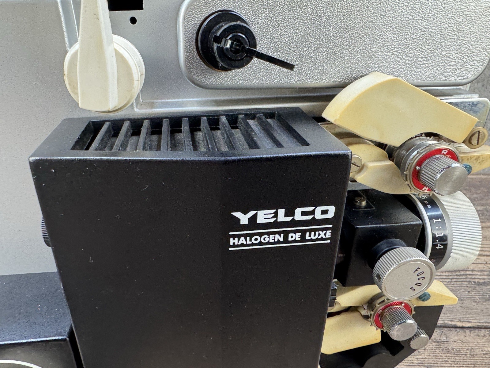 yelco projector P-111Q Vintage Halogen Deluxe For Parts