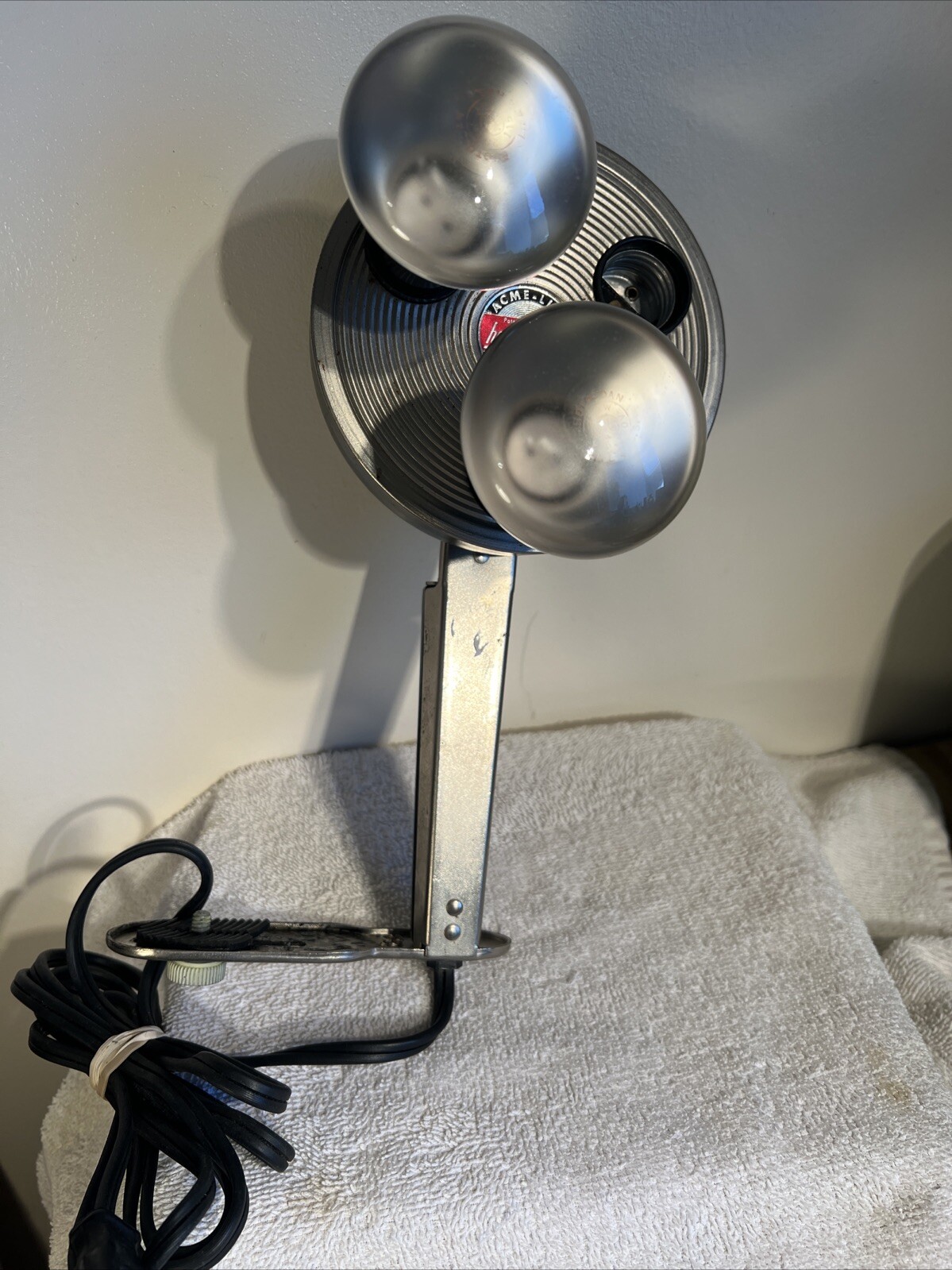 Vintage Handy Dandy Acne-Lite Mov-E-Lite Comes With 2 Bulbs. Works