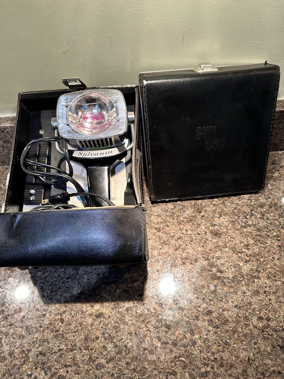 Vintage Sylvania Sun Gun SG-1 Movie Light with Camera Mount and Case ~ Works
