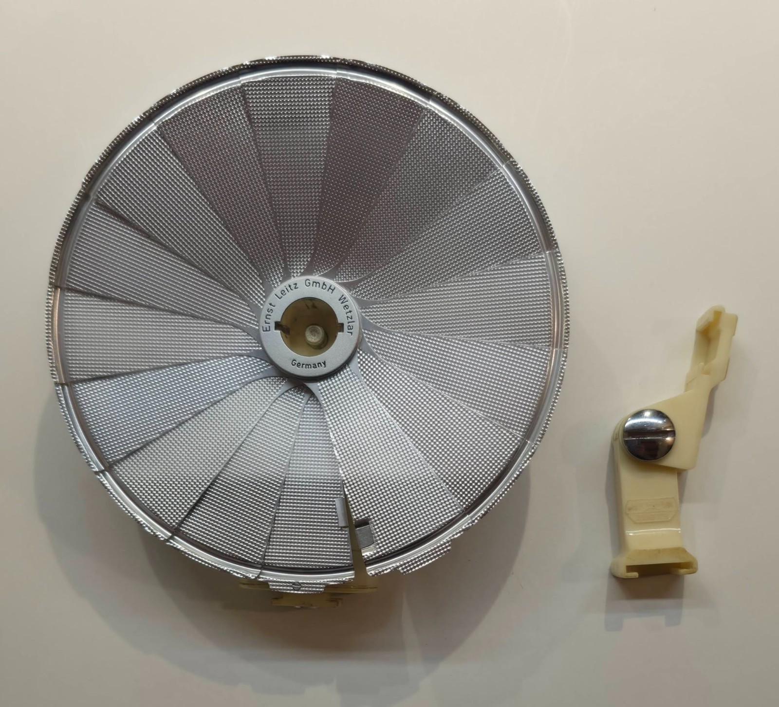 VINTAGE LEITZ FAN FLASH WITH BRACKET+ CORD IN ORIGINAL CASE