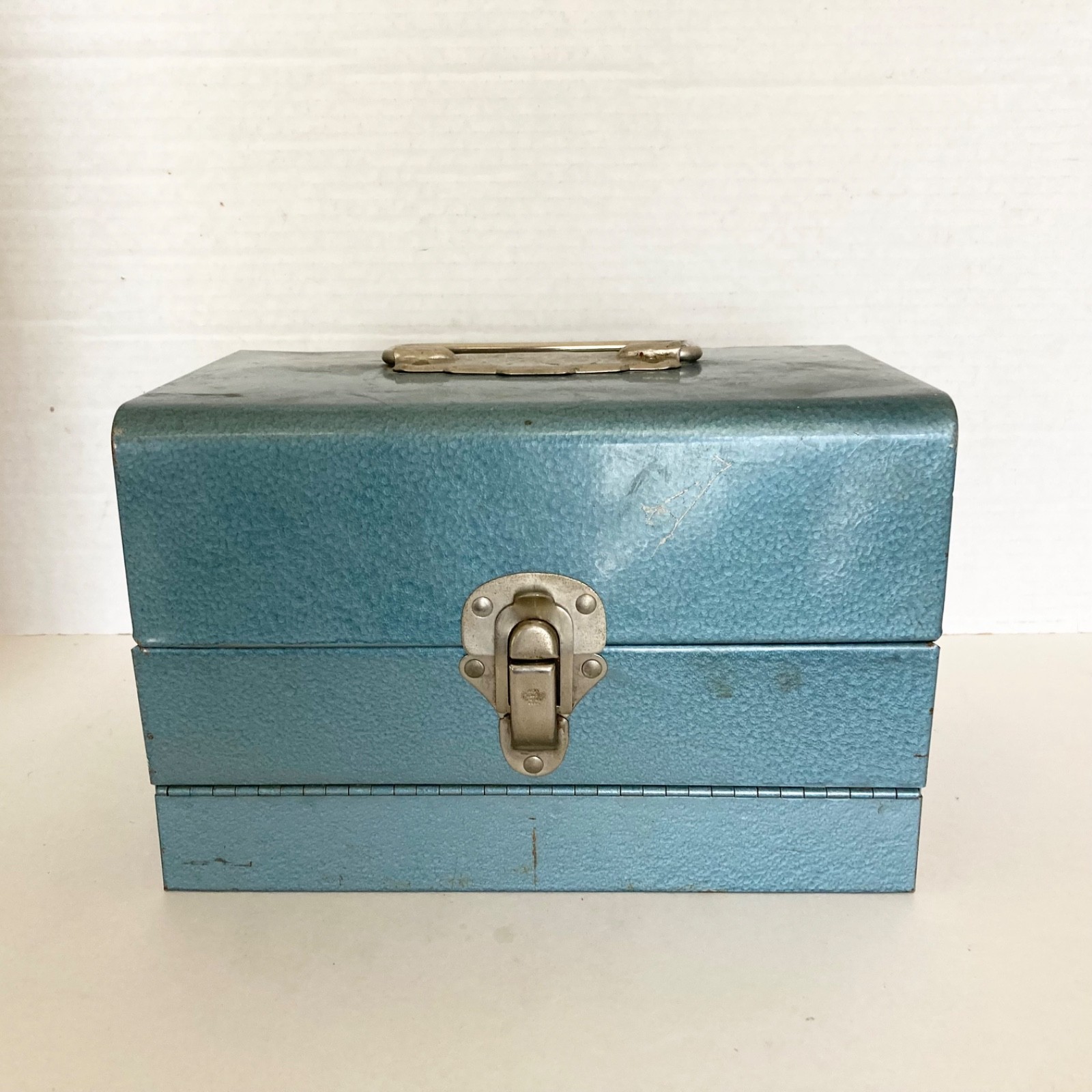 Vintage 8mm Film Movie Reel Metal Carry Case With Handle Storage Carrier 12 Slot