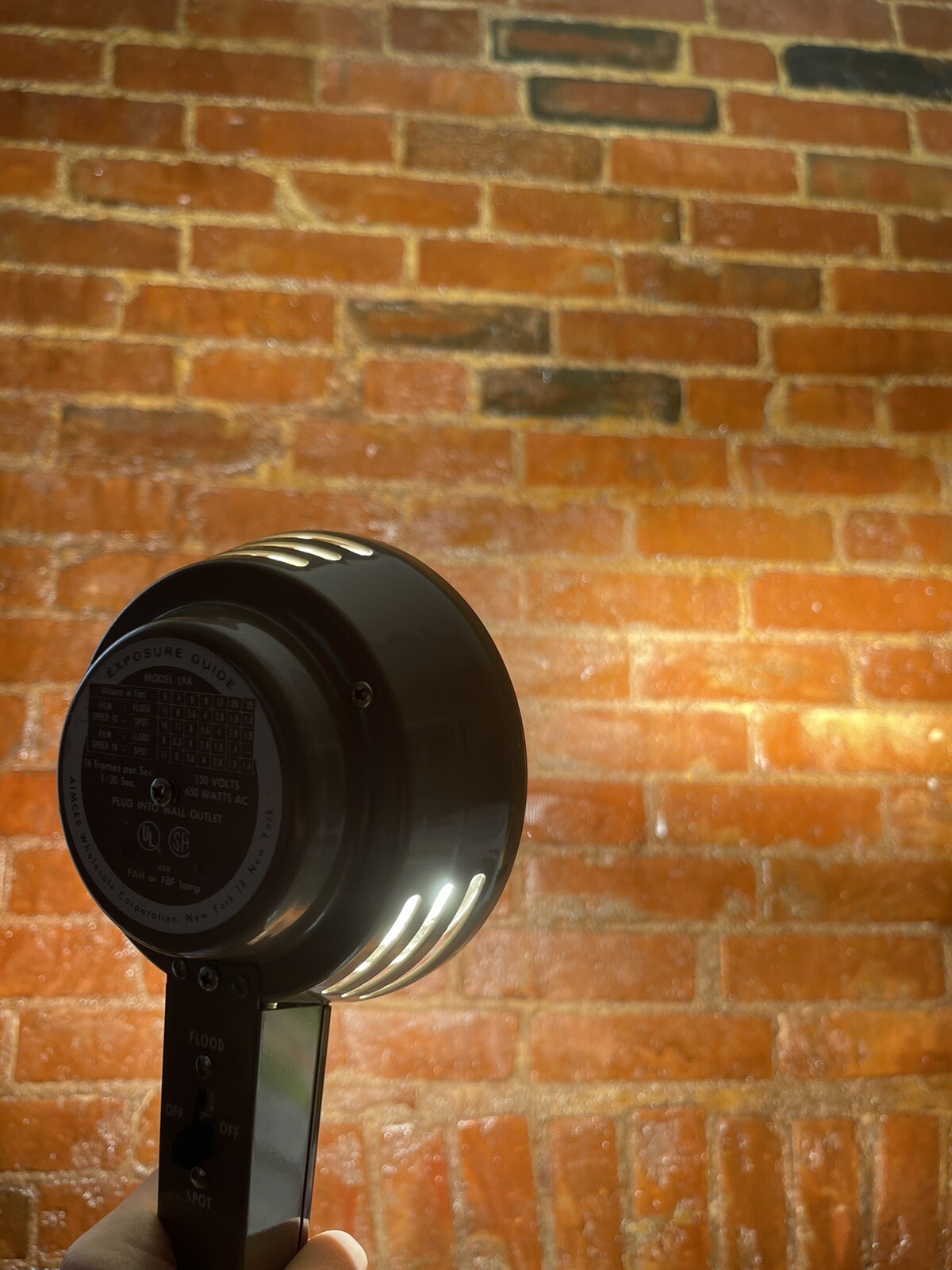 VINTAGE SPOTLIGHT PHOTOGRAPHY 650 WATT HAND HELD SPOTLIGHT AMC L9A 120 VOLT