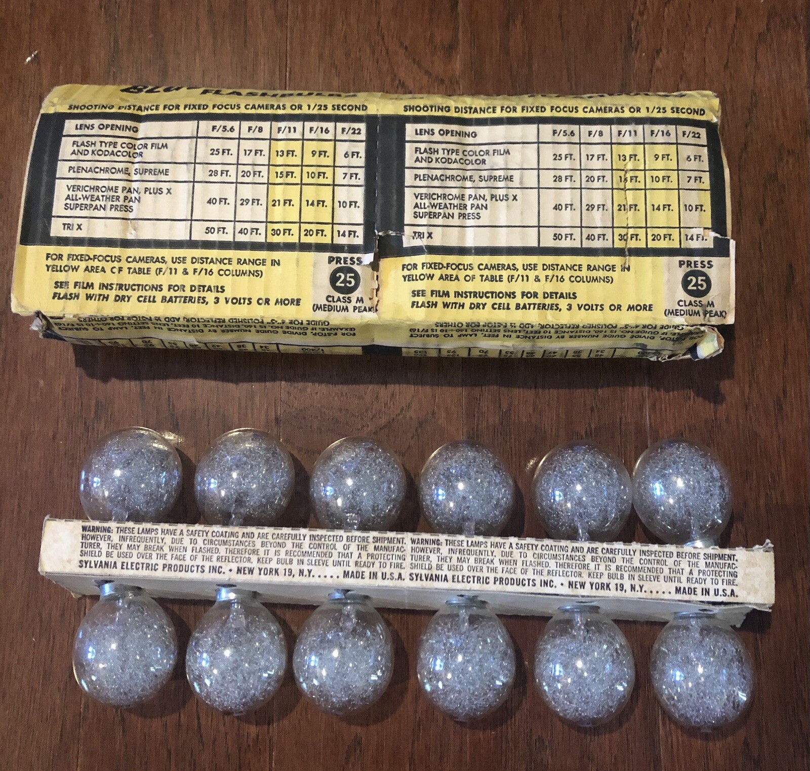 26 Unused SYLVANIA Blue Dot Vintage Clear FLASHBULBS Camera Flash Photos