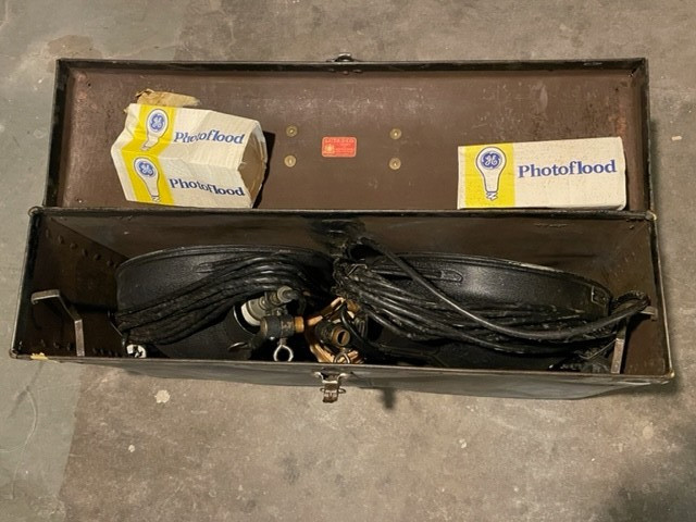 Vintage Set of 2 UnNamed Large Photo Flood Lights with case and bulbs