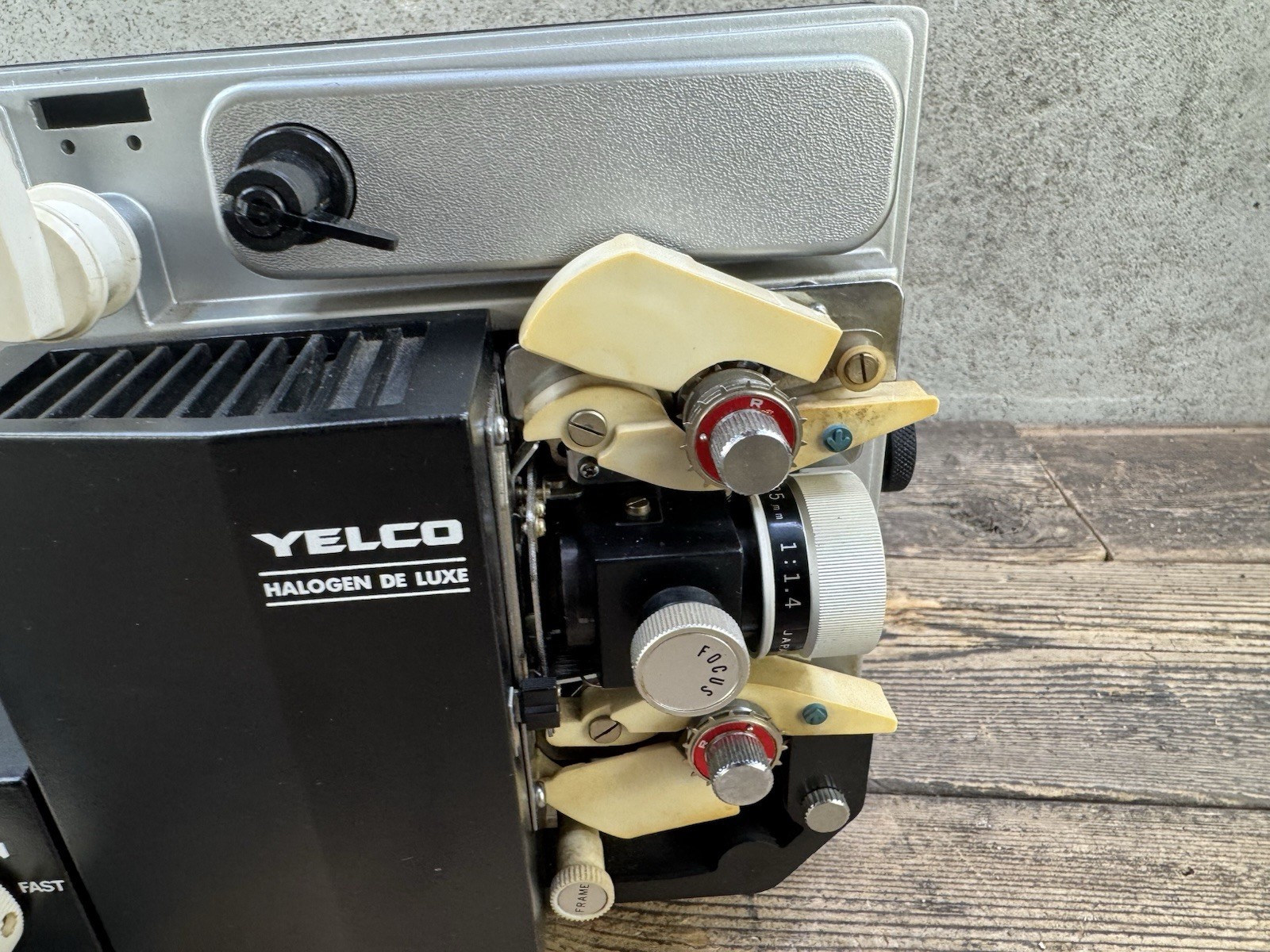 yelco projector P-111Q Vintage Halogen Deluxe For Parts