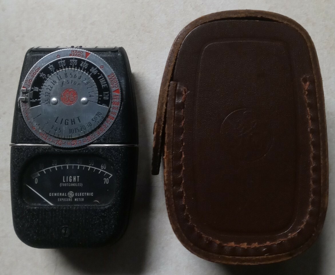 VINTAGE GENERAL ELECTRIC DW-68 PHOTOGRAPHERS CAMERA LIGHT METER W/Leather Case