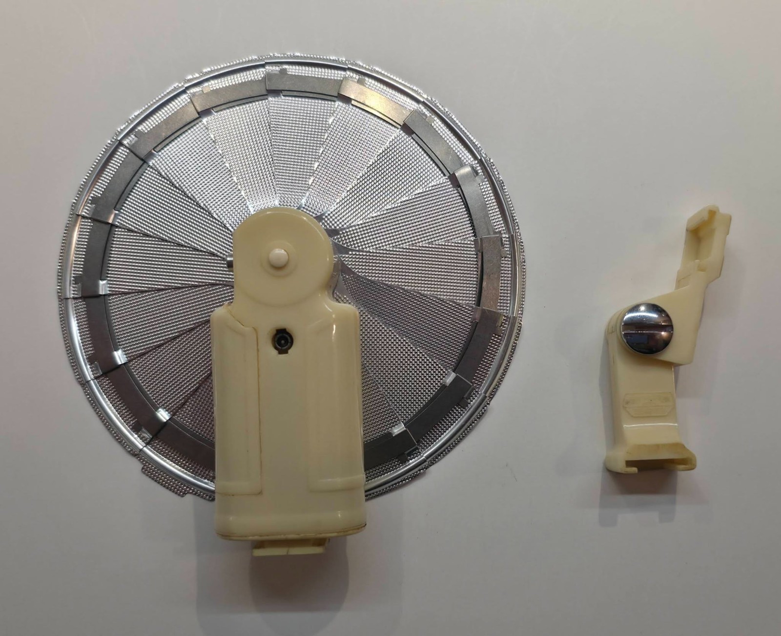 VINTAGE LEITZ FAN FLASH WITH BRACKET+ CORD IN ORIGINAL CASE