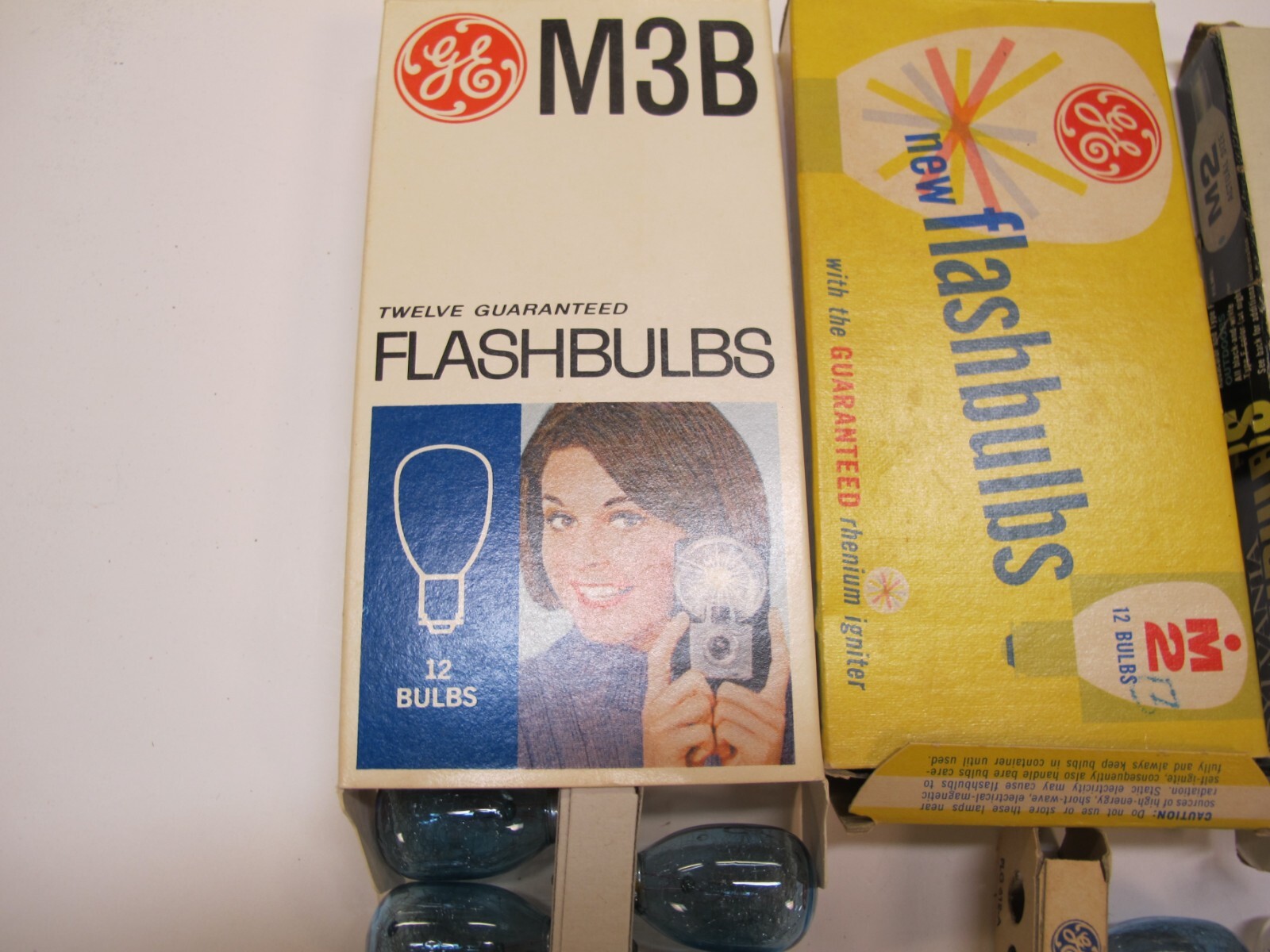 5 M2 clear, 4 blue M2, 13 M3b Flash bulbs, 7 flash cubes, 1 flip bar and 2 large