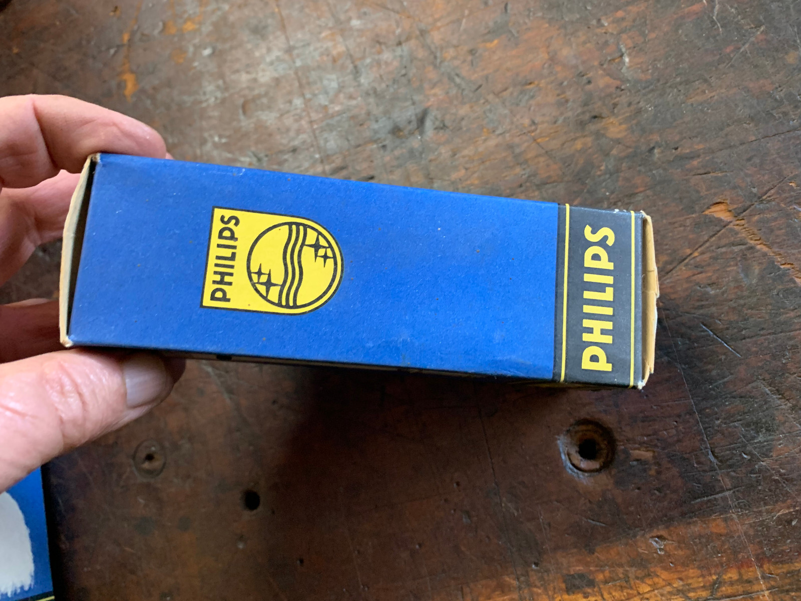 PHILIPS PROJECTOR LAMP 3.5V 100W P28 TYP.7213C/05 CAP DOWN MADE IN HOLLAND