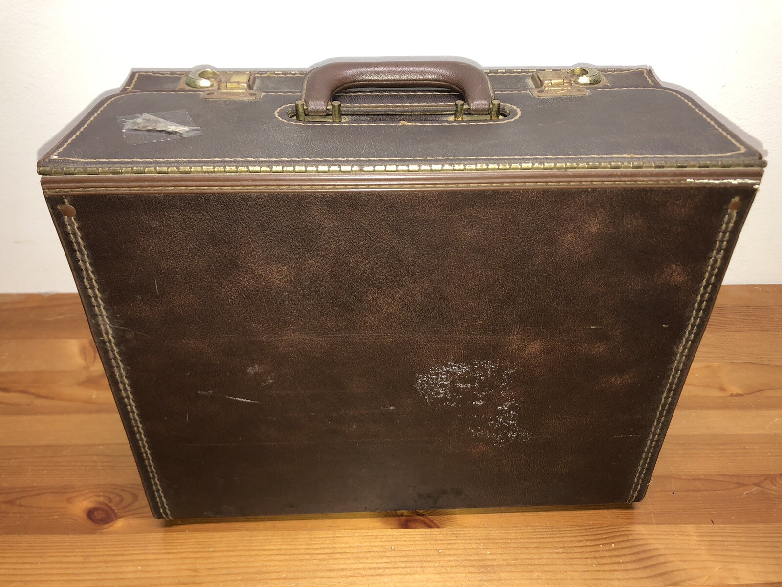 Vintage Softone Tufide Faux Leather Vinyl Coated Locking Carrying Case with Key!