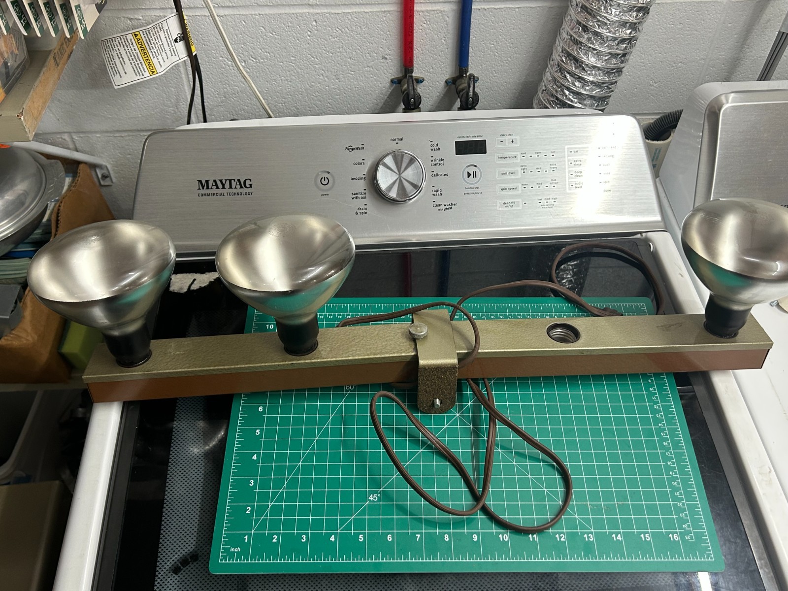 EUC 1950’s RARE Logan Electric Chicago 4 Bulb Folding Movie Light Bar W/ Case