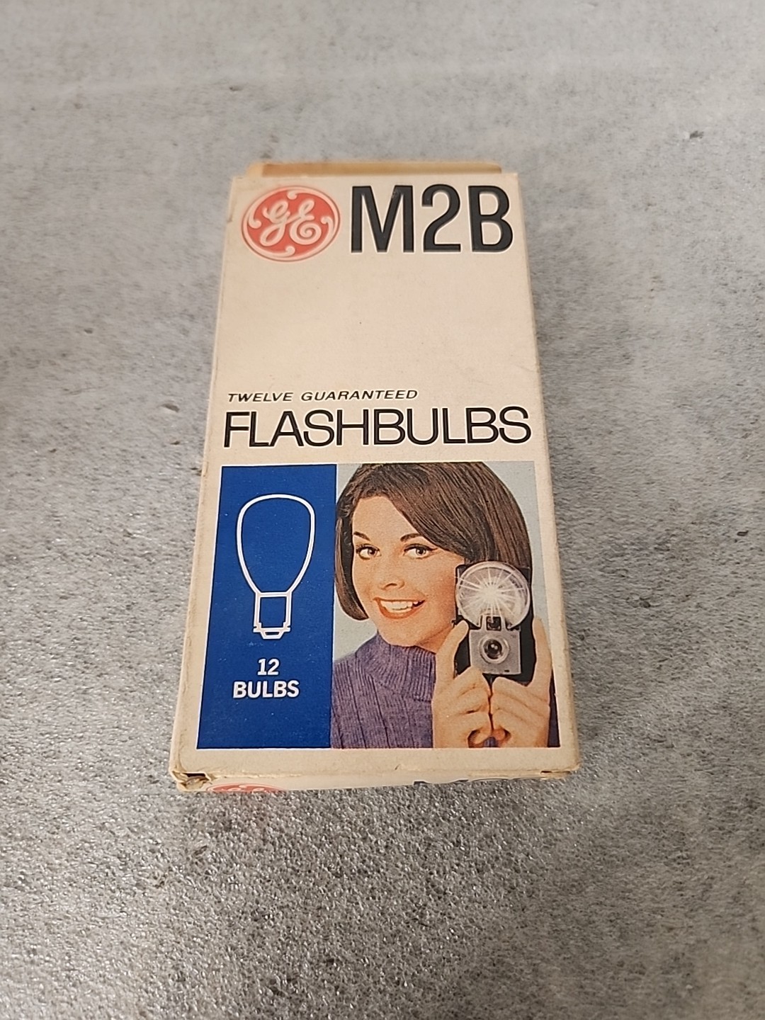 Vintage GE M2B Flashbulbs – 12 Blue Bulbs – General Electric
