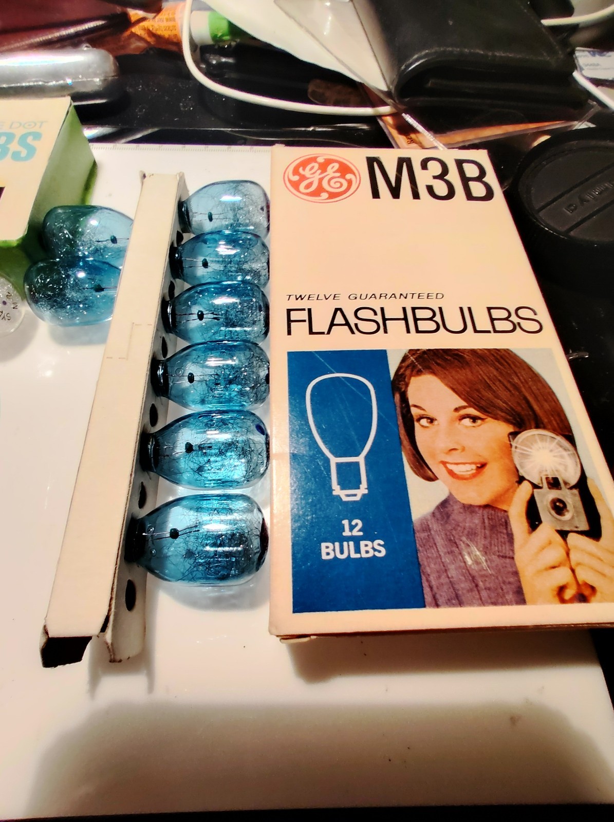 Sylvania Blue Dot Flashbulbs M3B – 10 Bulbs + 8 GE M3B Bulbs
