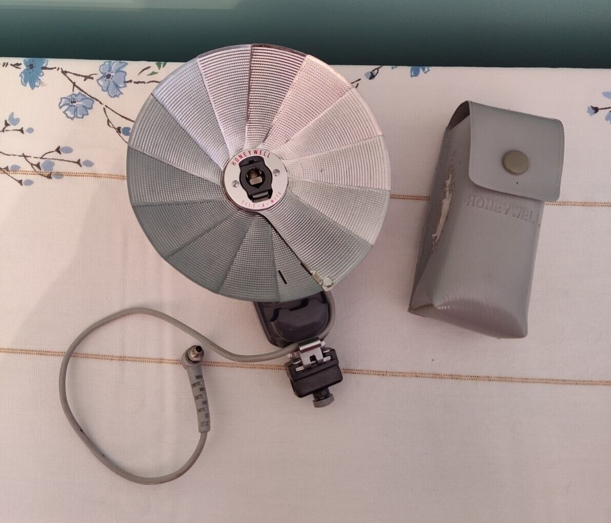 Honeywell Tilt-A-Mite Camera Equipment Flash Collapsible Fan untested + BONUS