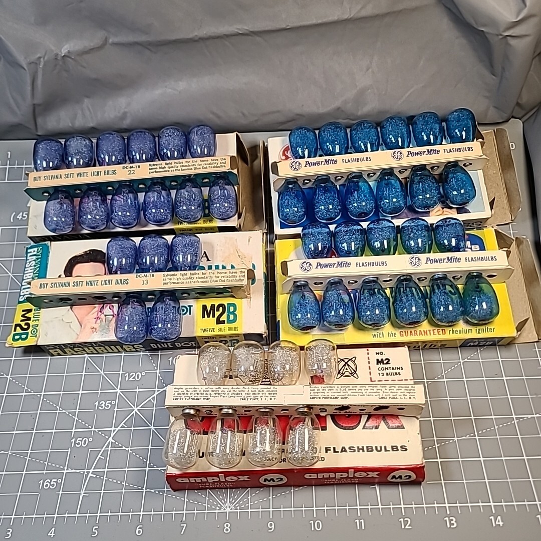 Vintage GE Sylvania M-2B Blue Flashbulbs M2B Flash Bulbs 48 flash Bulbs