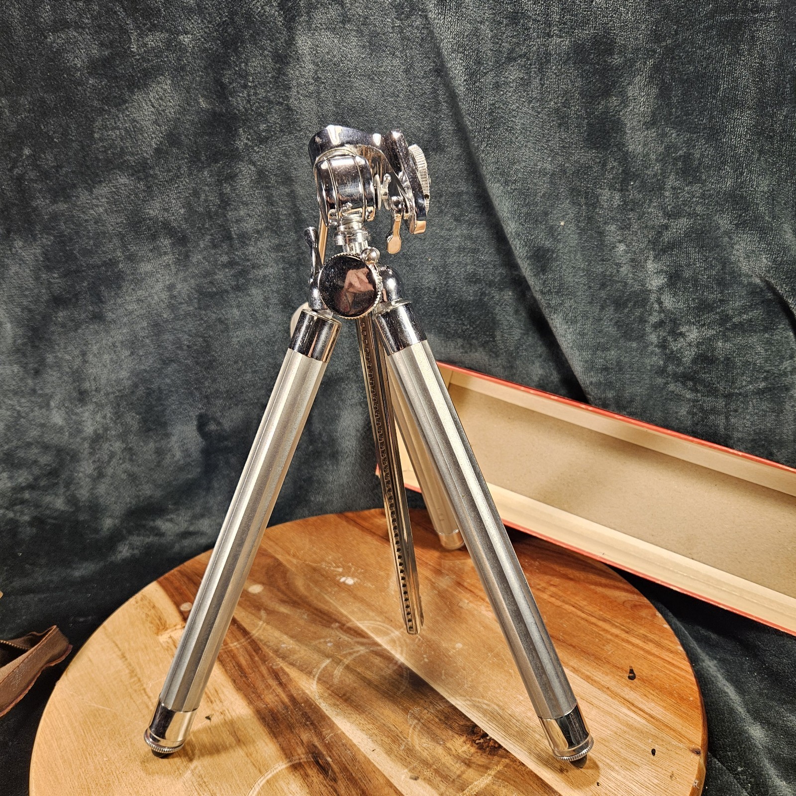 VIVO 9-Section Elevator Chrome Tripod Pan Head & Leather Case Vintage Model DE-
