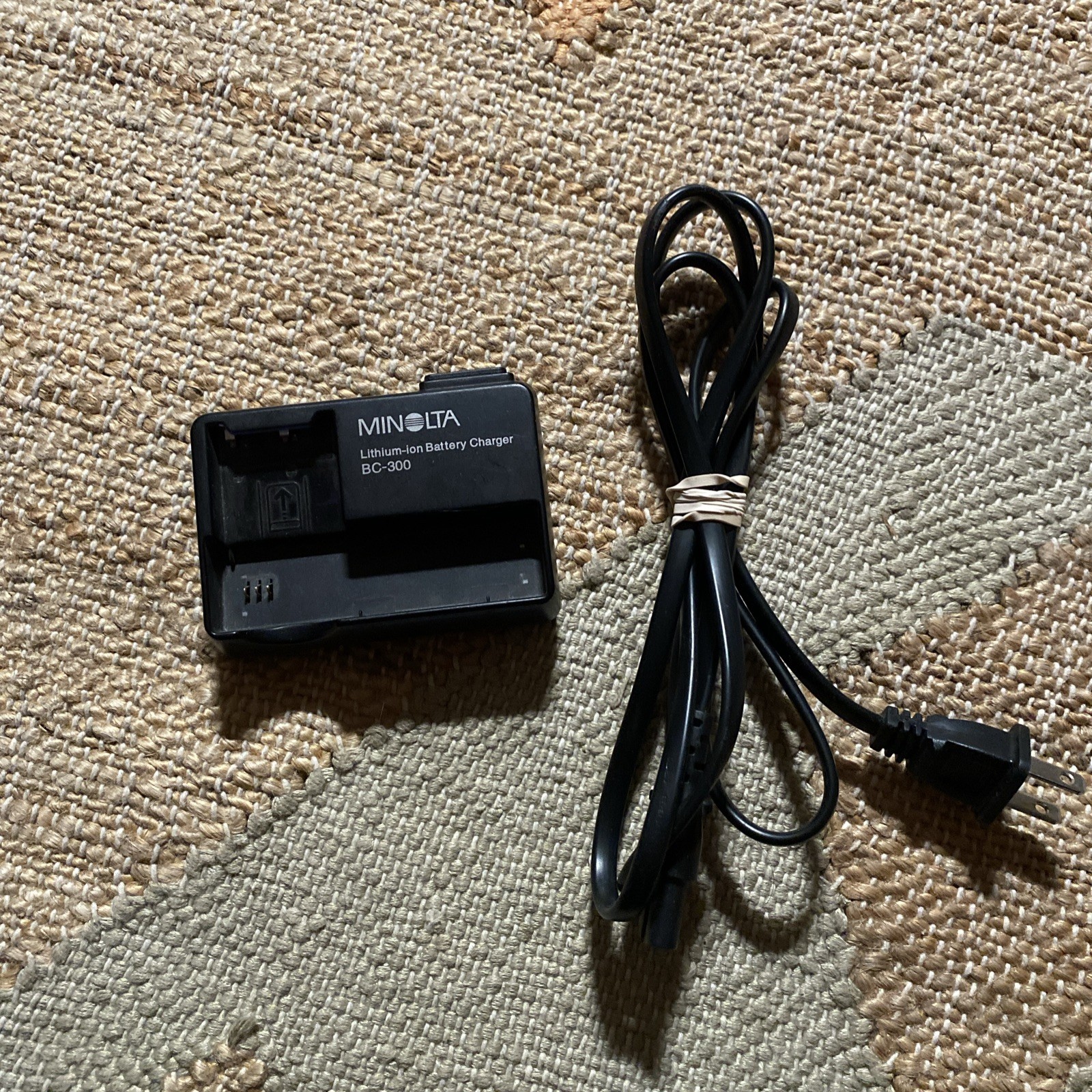 Minolta BC-300 Lithium-ion Battery Charger with AC Cord