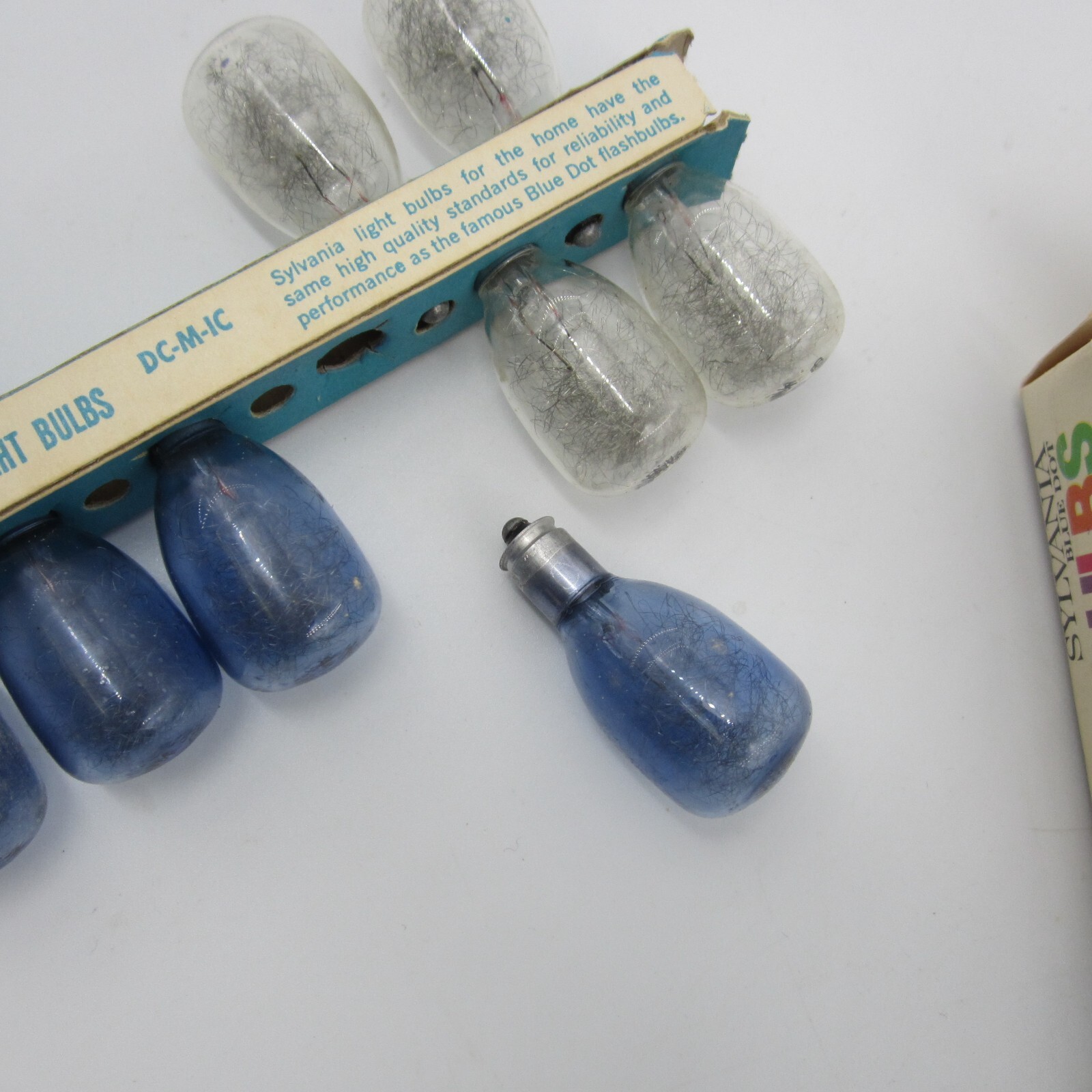 Vintage Misc Random Lot of 38 Flashbulbs Flashcubes Sylvainia M3B 25B GE #5 Blue