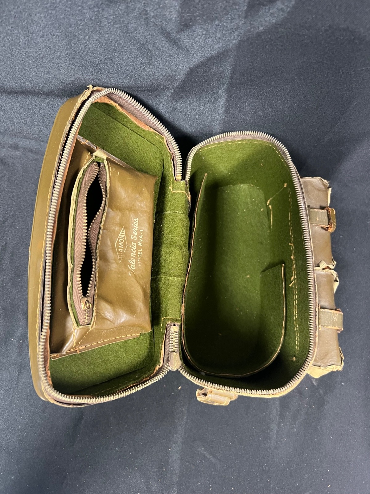 Gadgit Diamond Valencia Series Model #VA-1 Vtg Leather Type Shoulder Camera Bag