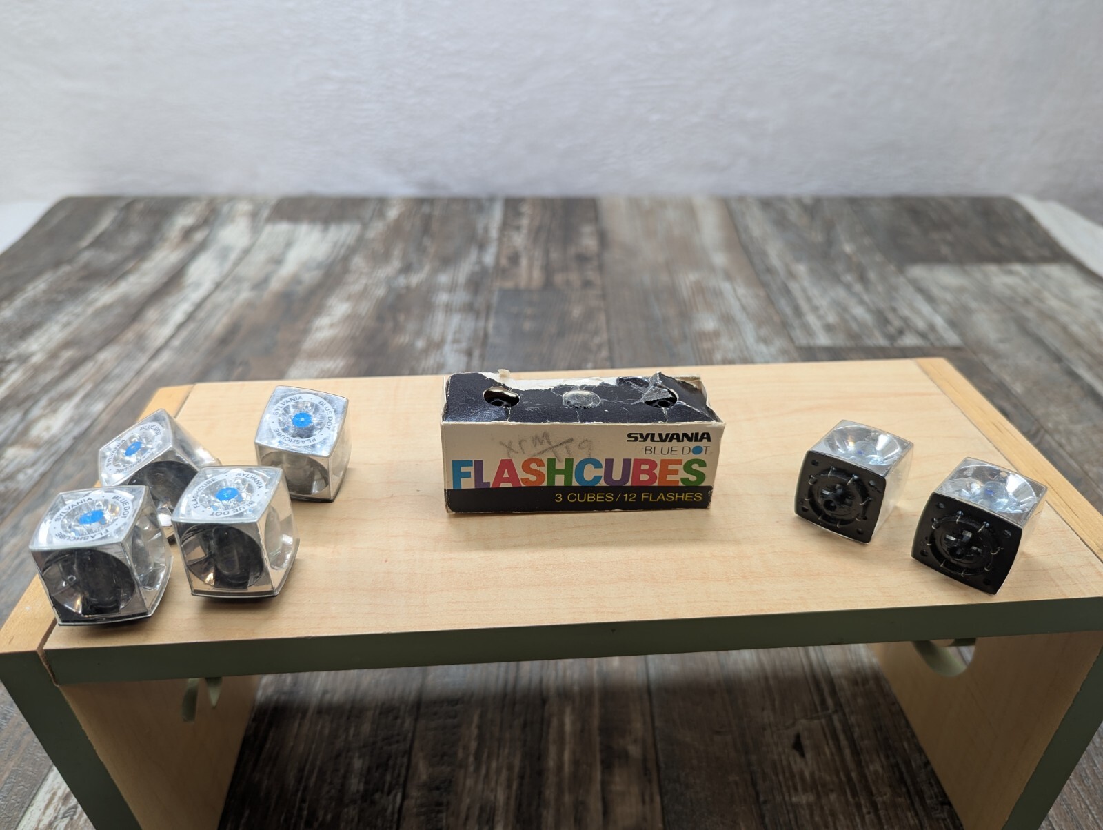 Vintage Sylvania Blue Dot Flash Cubes In Box And Loose. 9 Cubes . 4 Flash🧡💜🤎