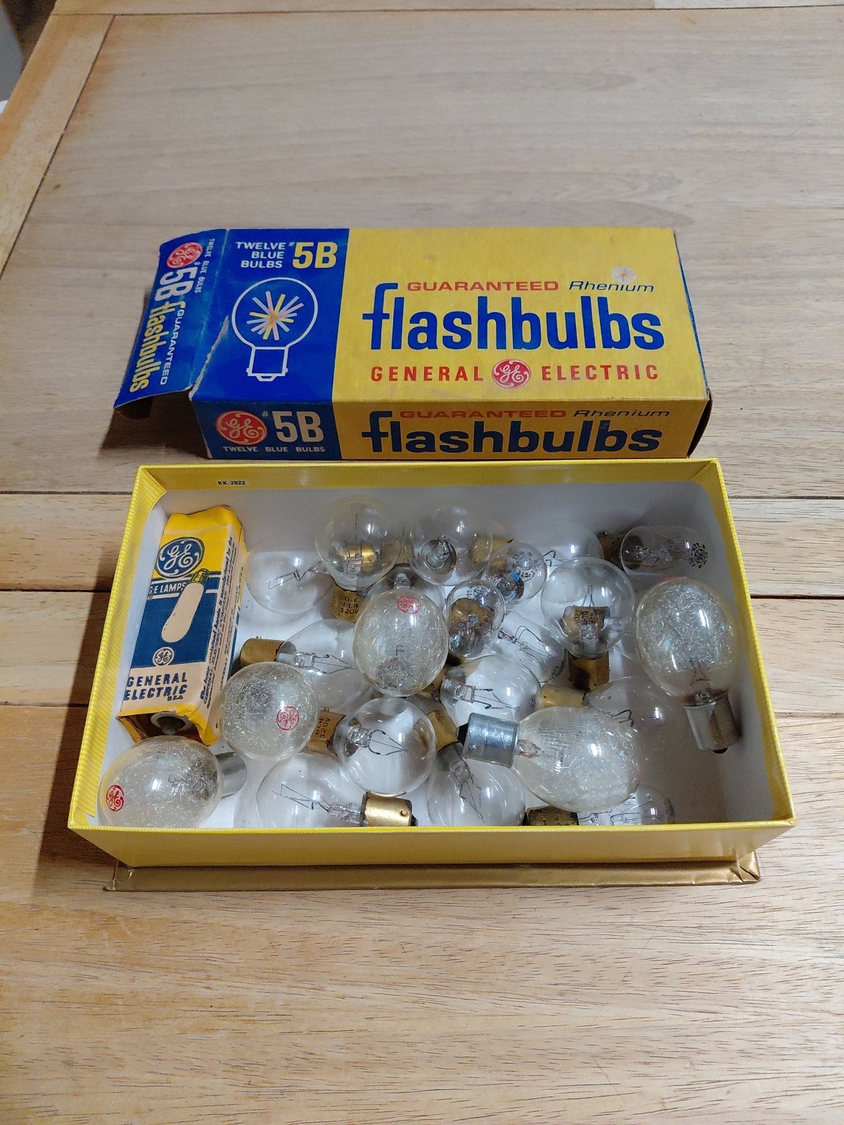 Vintage General Electric GE 5B And Various Other Camera Projector Bulbs Lot 30