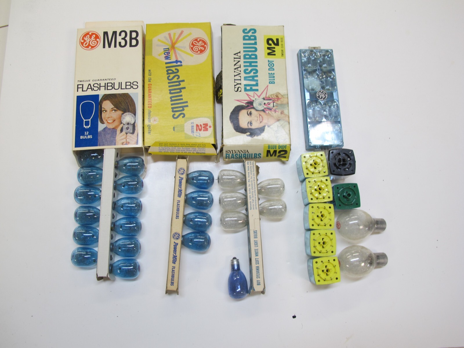 5 M2 clear, 4 blue M2, 13 M3b Flash bulbs, 7 flash cubes, 1 flip bar and 2 large