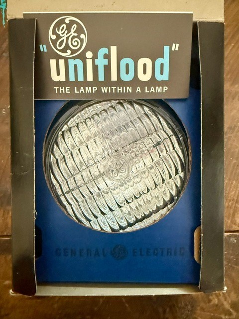 Vintage GE DXK 115-120V Uniflood Sealed Beam Home Movie Lamp-Pop Art Advertising