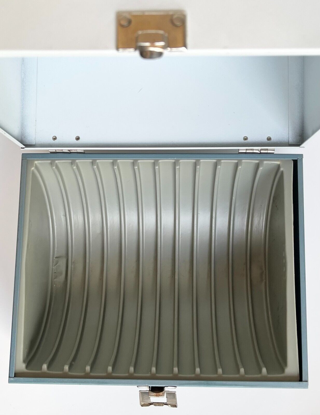 VINTAGE FILM STORAGE CASE METAL BOX HOLDS 12 REELS 7 INCH 8mm DELUXE MOVIE CHEST