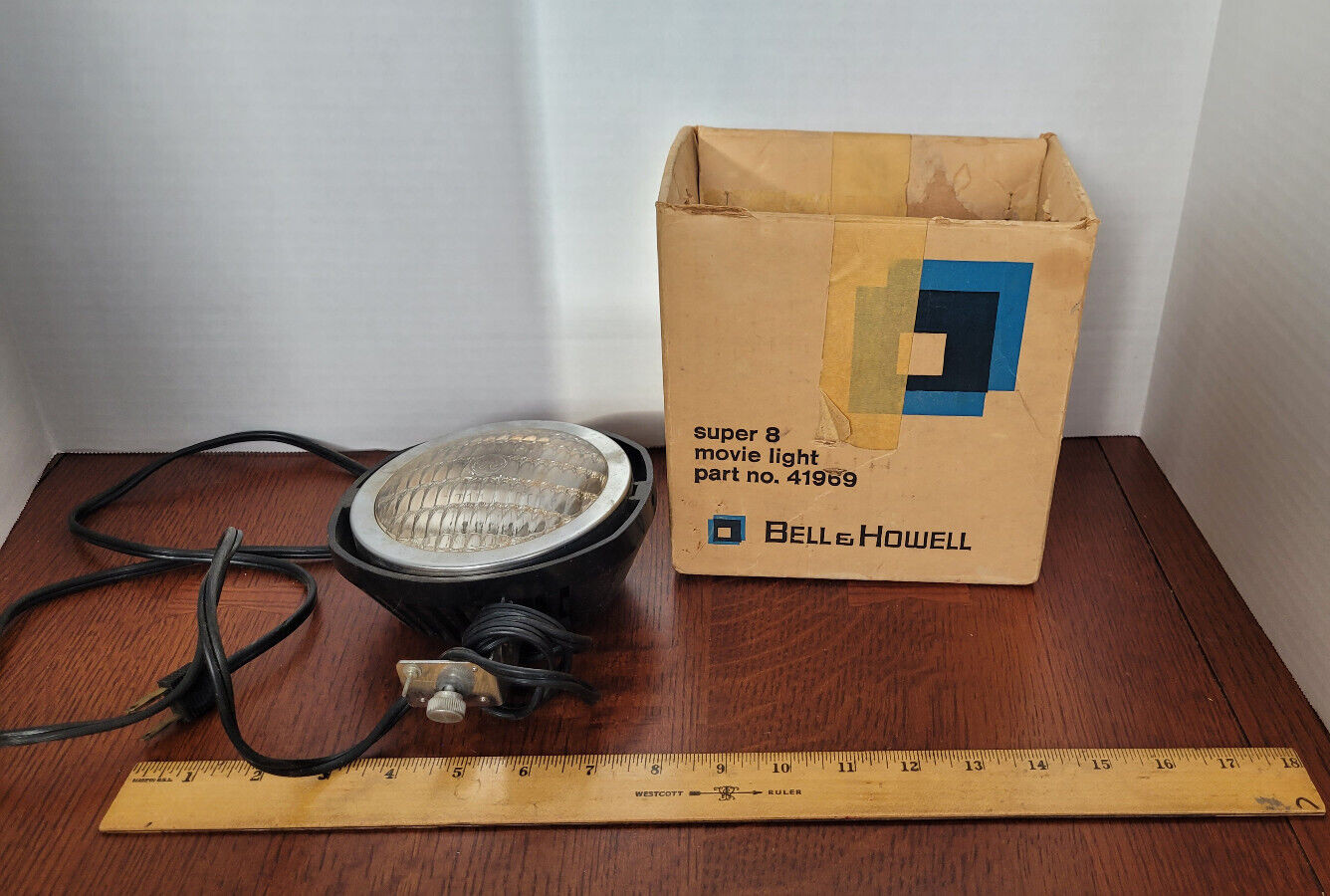 Bell & Howell Super 8 Movie Light #41969 untested with box