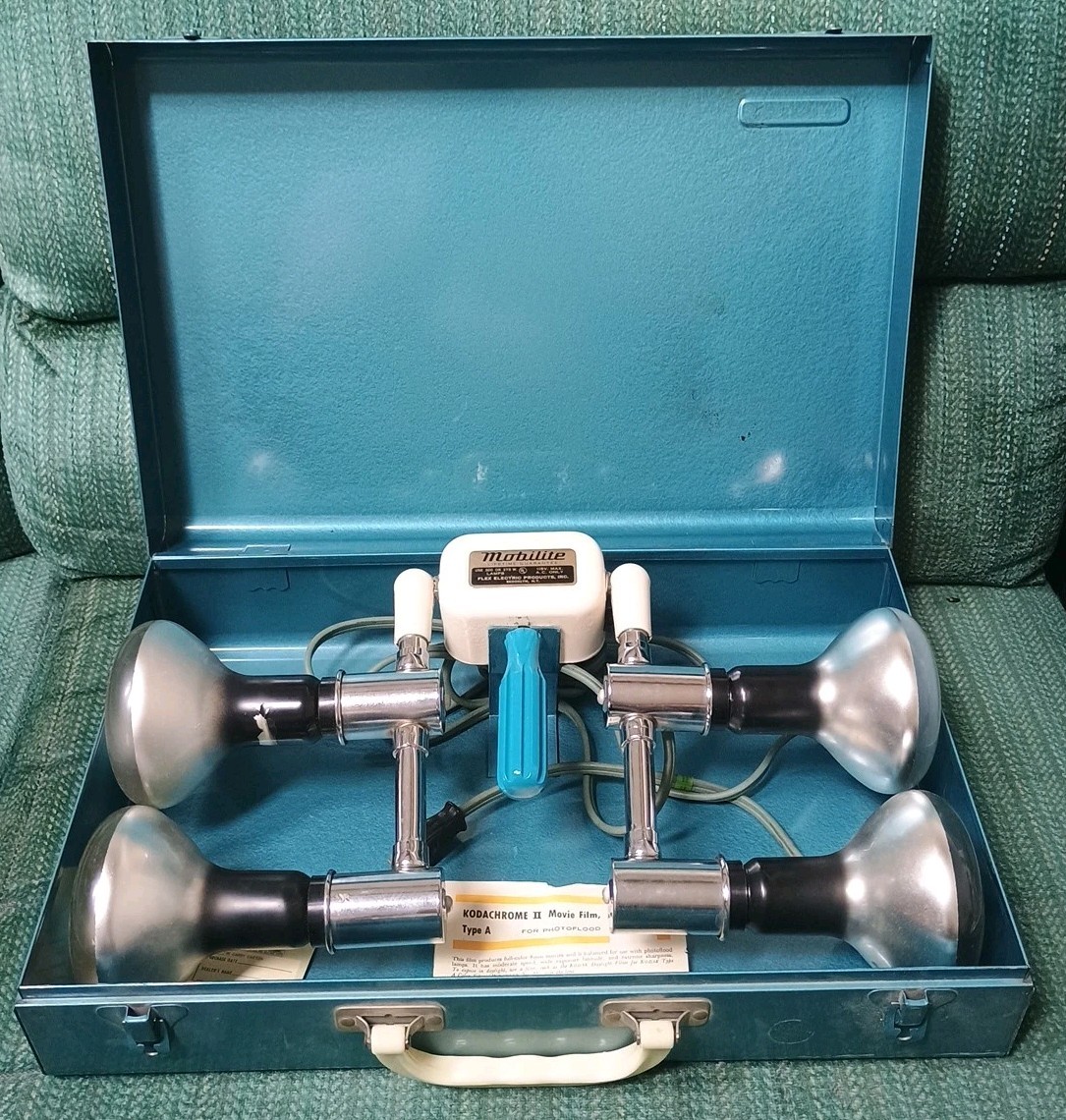 Vintage Mobilite Spot Light 4 Bulb Bar for Photography w/Metal Case