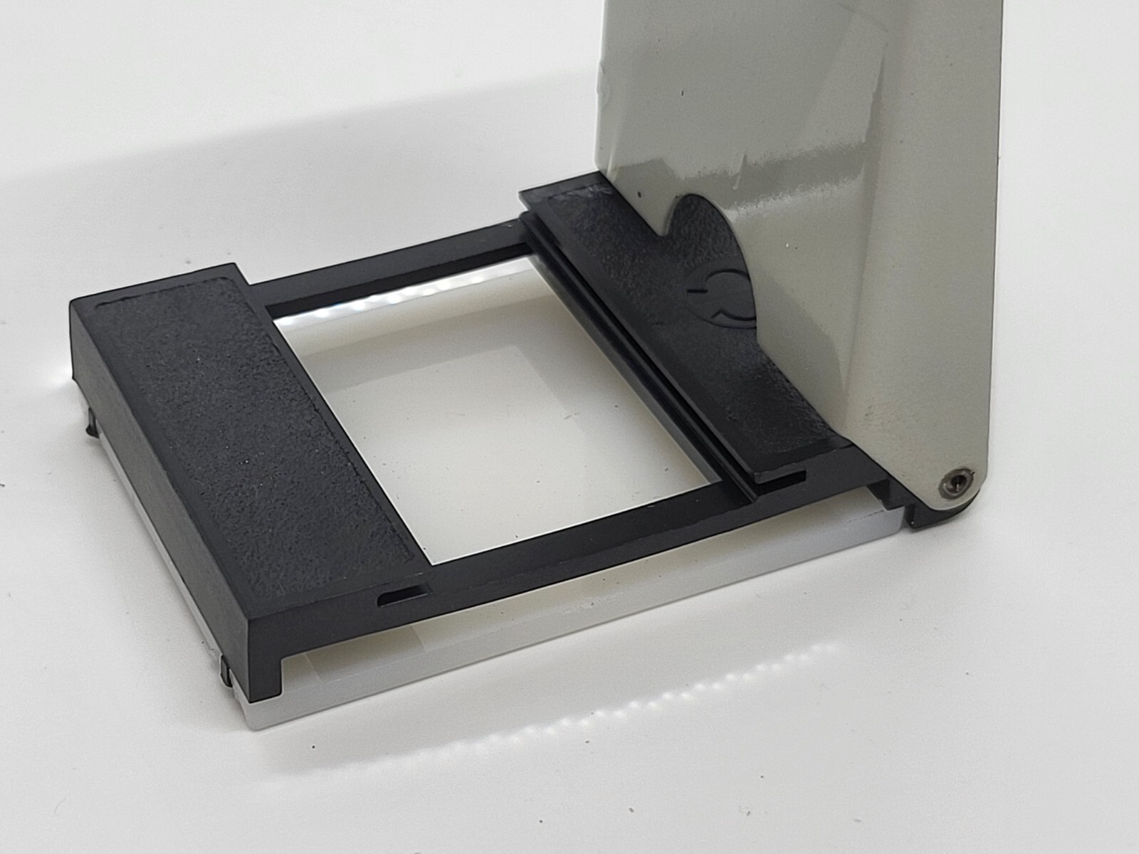 Magnifying device for viewing photographic films and transparencies, 5x USSR