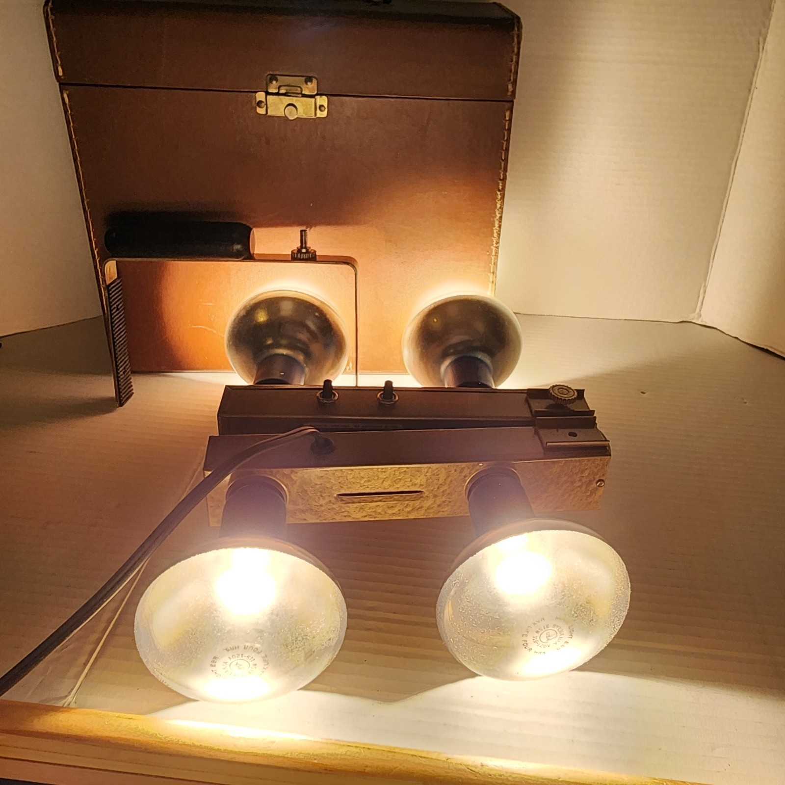 Vintage Sylvania Movie Lights; 375 watts; W/Carrying Case (11 x 12 x 4.5″) Works